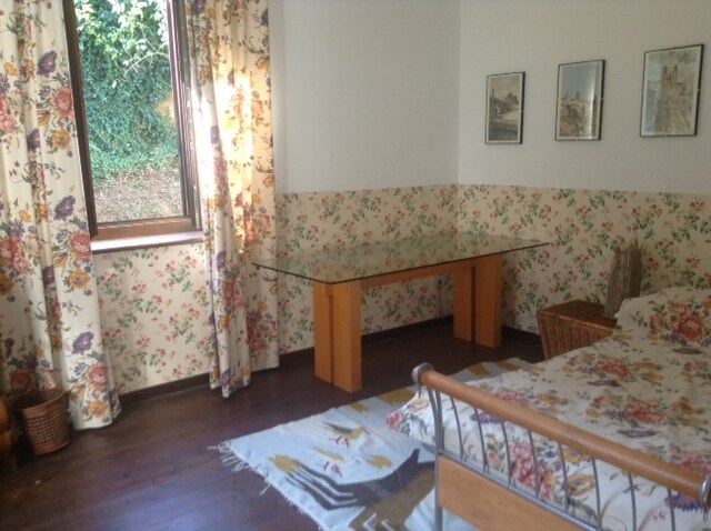 stanza floreale con letto 1 piazza e 1/2 / Собата за цвеќиња (со брачен кревет (широк 150-179 см)