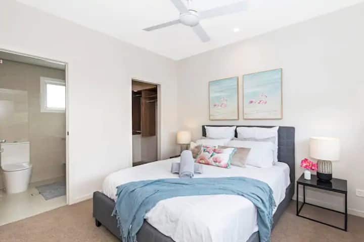 带套房浴室和步入式浴袍的标准双人床卧室（仅在预先安排的情况下提供，每晚额外收费100美元）。