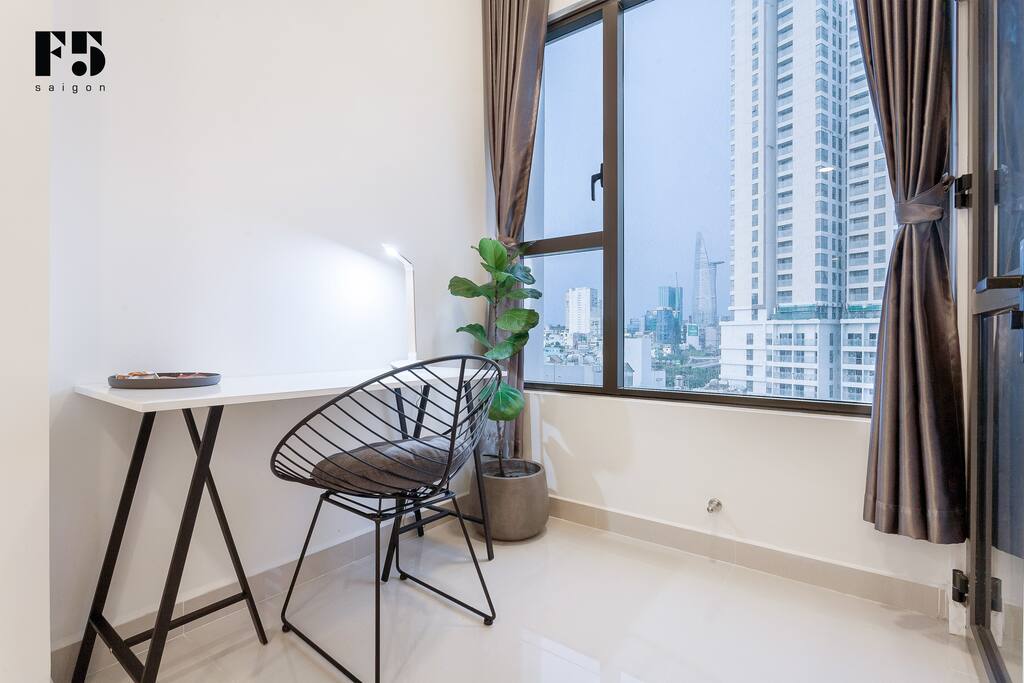 Working desk with central view.