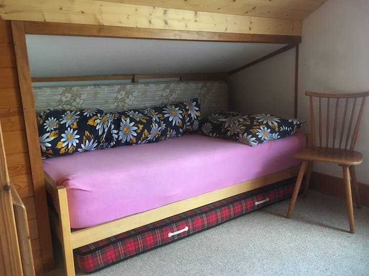Chambre d'enfant avec 1 lit superposé, 1 lit et 2 matelas