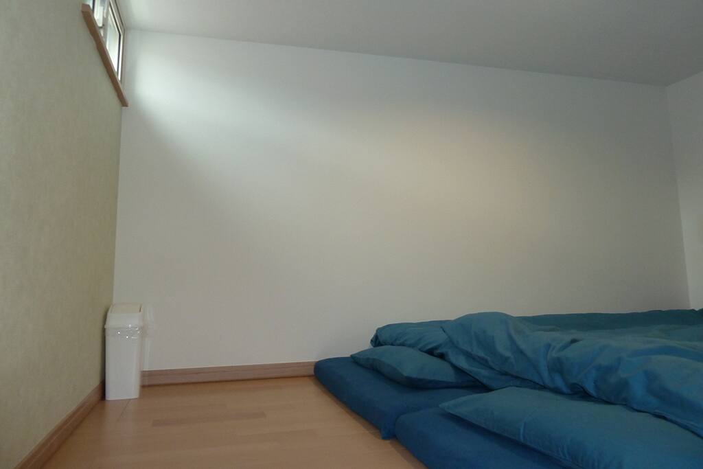 Loft area is big enough for 2 adults to comfortably lie down. The Mattress has high grade body pressure balancing function. 広々としたロフトのベッドコーナー。高グレードの体圧分散マットレスで心地よくお休みいただけます。