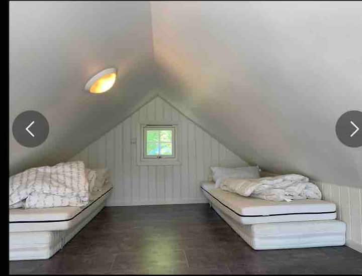 بيت في الملحق مع غرفة تتسع لأربعة مراتب في الطابق