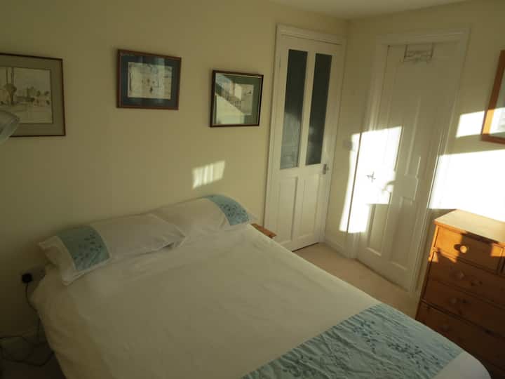 ห้องนอนเตียงใหญ่ที่สะดวกสบายพร้อมตู้เสื้อผ้า