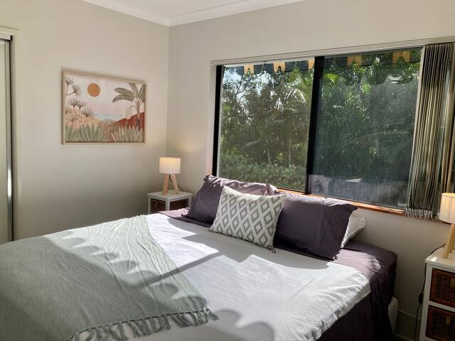 Leafy 2brm flat 5min drive to Coolum Beach gallery image 4