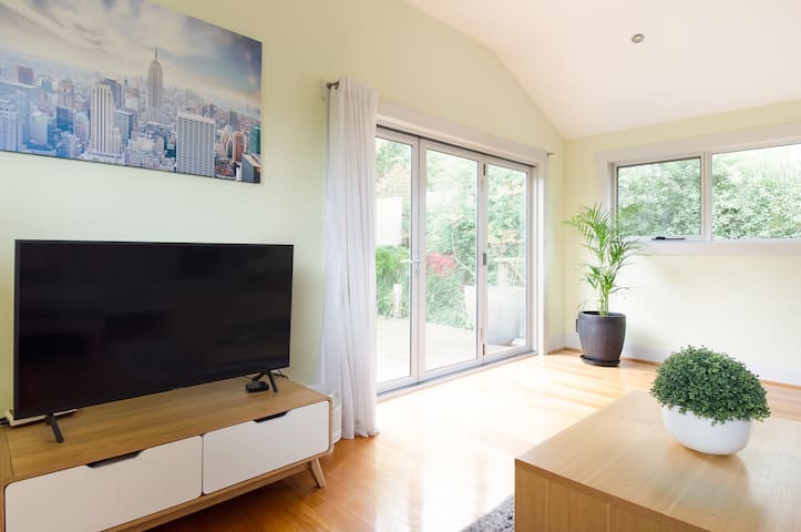 Large Light-Filled Home in Launceston + Wifi gallery image 4