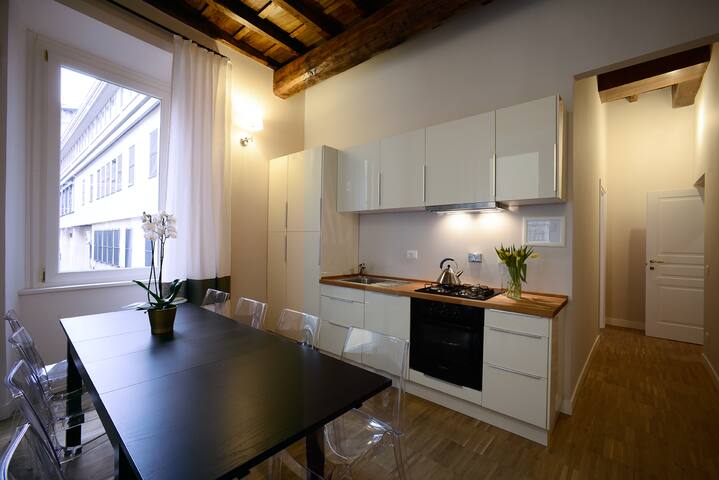 architect designed apartment near Coloseum gallery image 4