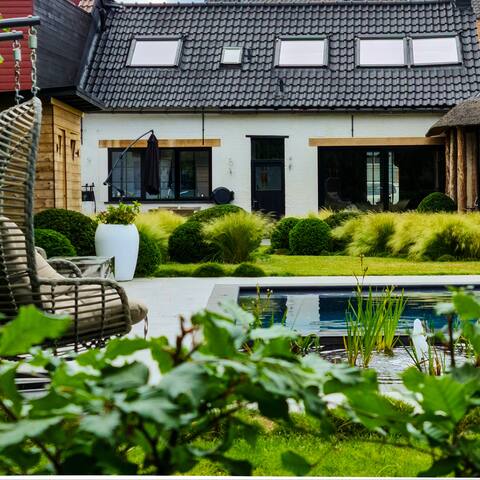 Your luxe private retreat, jacuzzi, pool & sauna