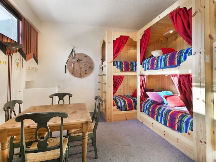 ห้องนอนใต้หลังคาที่ออกแบบเองมีพื้นที่สนุกและหลากหลายมีเตียงสองชั้นคู่ 2 เตียงและโต๊ะเกมจึงเหมาะสำหรับความบันเทิงและตัวเลือกการนอนเพิ่มเติม ทีวีช่วยเพิ่มความผ่อนคลายและความเพลิดเพลินในสถานที่พักผ่อนที่อบอุ่นแห่งนี้