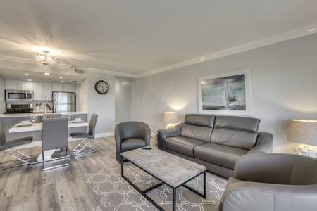 Stunning Modern Beach front condo - w golf cart!