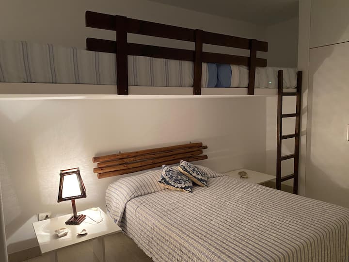 第三间客房配有一张双人床和一张半半床