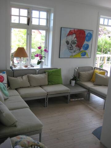 stor villa tæt på centrum, strand og metro gallery image 2