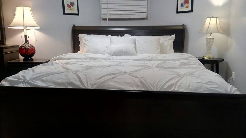 House of TASH. Cozy Newly Renovated Apt. Sleeps 2