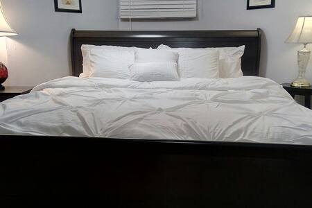 House of TASH. Cozy Newly Renovated Apt. Sleeps 2