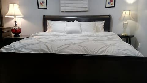 House of TASH. Cozy Newly Renovated Apt. Sleeps 2