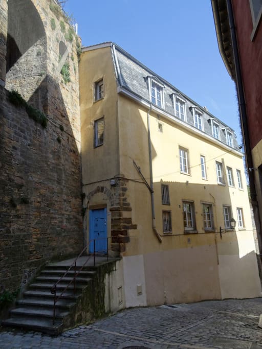 La Maison jaune adossée à la colline