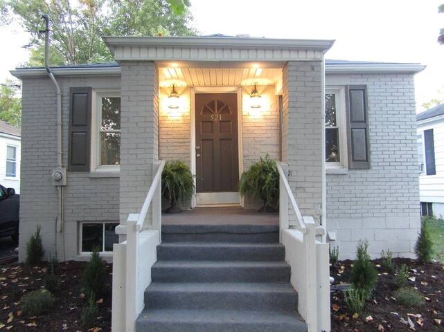 Bungalow near Downtown, Keeneland, UK