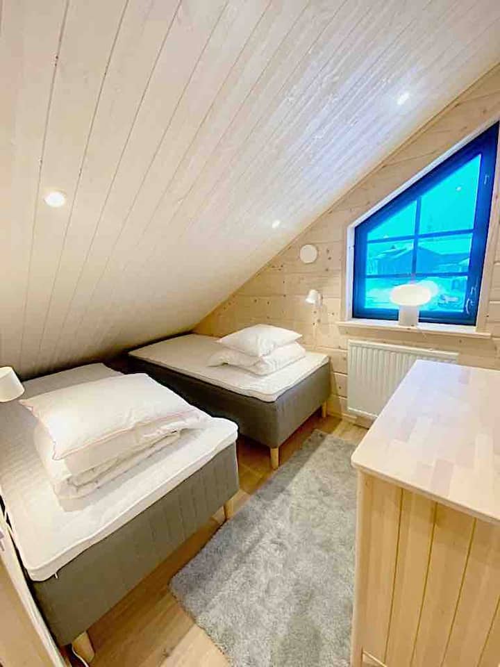 Dormitorio 6 en el loft con dos camas individuales. 