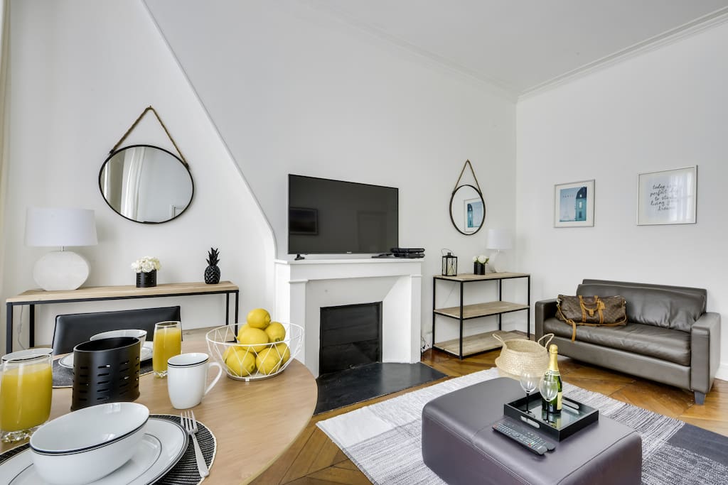 Living room with +200 tv channels