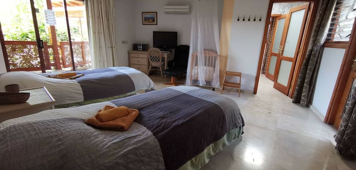 Dormitorio 2 con 2 camas y una cama de bebé.