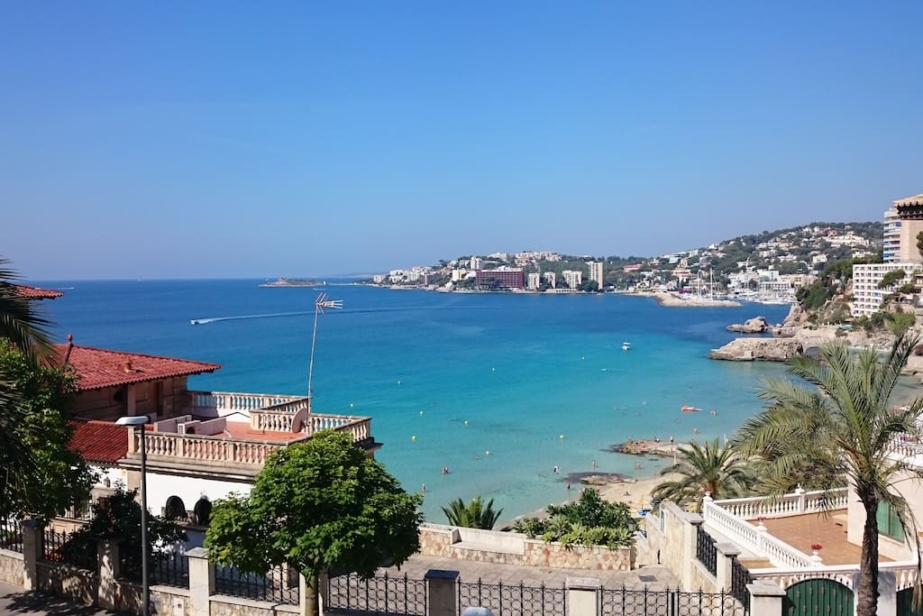 Diese Bucht hat ein besonderes Mikroklima, nicht ohne Grund hat die spanische Königsfamilie ihre Sommerresidenz hier gewählt
