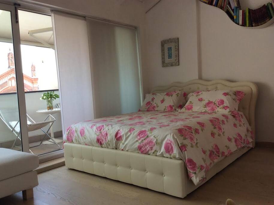 Comfortable matrimonial bed with nice linens & lots of pillows. Confortevole letto matrimoniale.