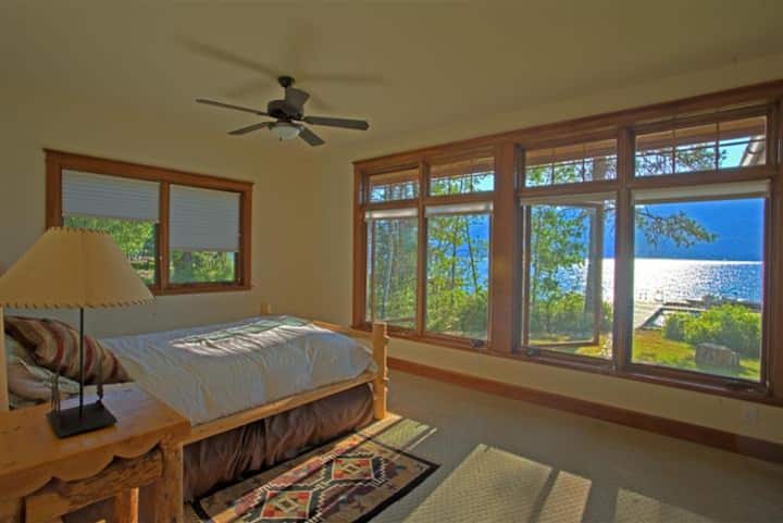guest room on the lake (since redecorated, photos below)