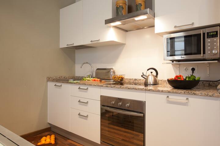 Charming 3BR in El Born – Cozy, Central, A/C! gallery image 4