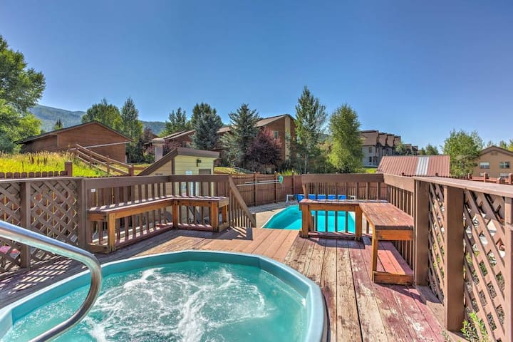 2BR 2 Bath condo with shared pool and hot tub