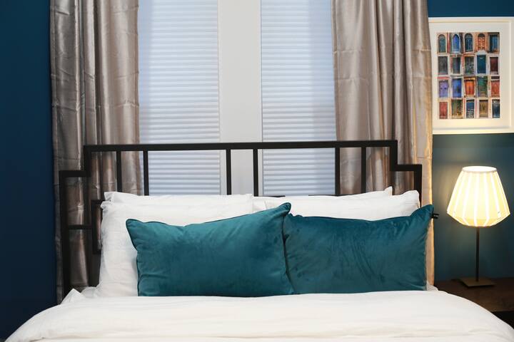 Vous y trouverez un lit Queen Size confortable très accueillant pour un sommeil profond et réparateur.