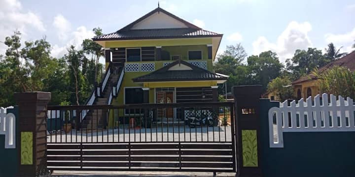 Ani Home2Stay Kuala Terengganu (house)has a pool