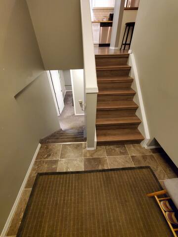 Modern 5brm 2bth quiet area close to downtown gallery image 3