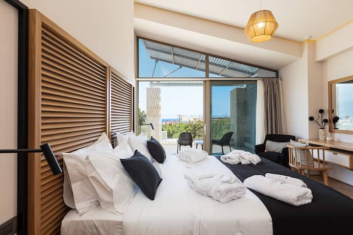 ב - Villa Aroma יש 6 חדרי שינה, כל אחד עם חדר אמבטיה צמוד.