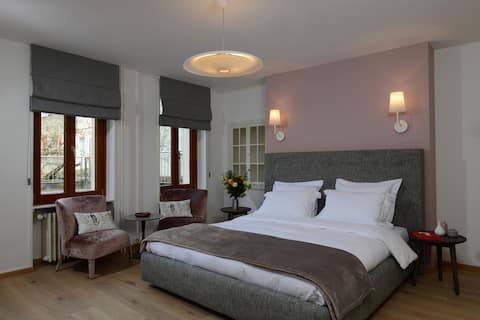 "Terrace side" a stone's throw from the lake