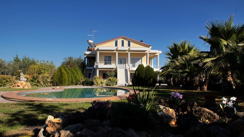 Large, beautiful home w/pool, minutes from beach