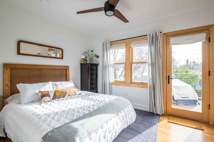 Тъфт и игла, памет с двоен размер, матрак от пяна, табла по поръчка, олекотена завивка, затъмняващи завеси и една от двете врати към външната тераса и стълбището. 