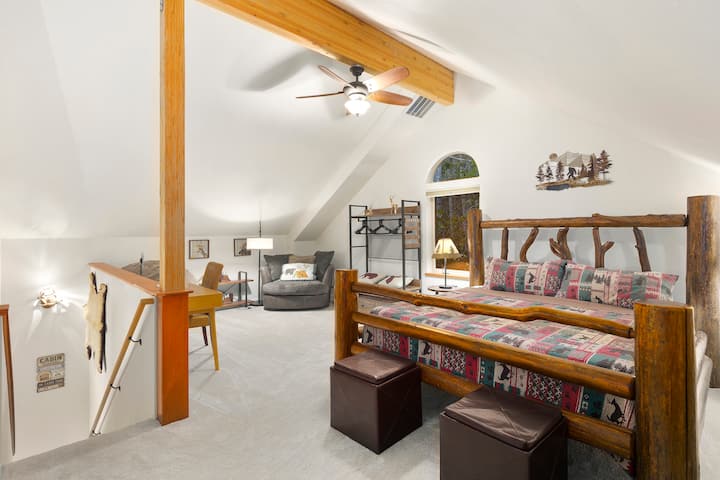 الطابق العلوي - يحتوي على سرير مريح للغاية بحجم كينغ وزاوية قراءة ومكتب.