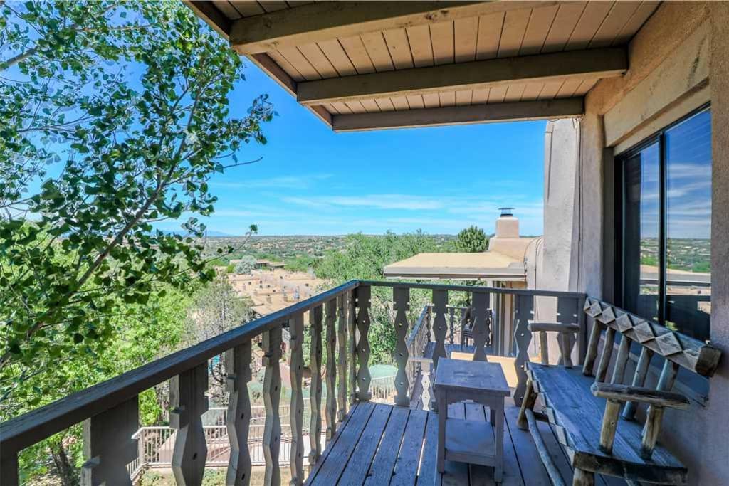 Wow… just, wow! - From the balcony of Artist Road 48 you’ll have a spectacular view of the life in Santa Fe. It doesn’t get bette