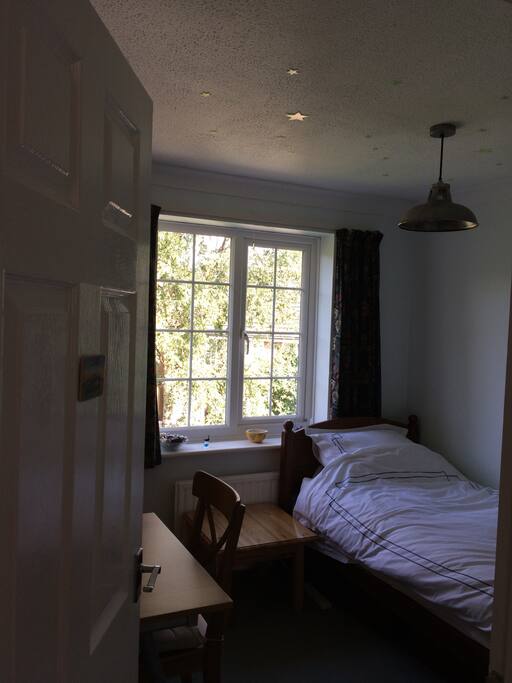 Single room with desk and chair