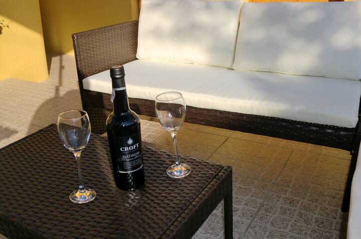 The Yellow House - Vintage Apartment