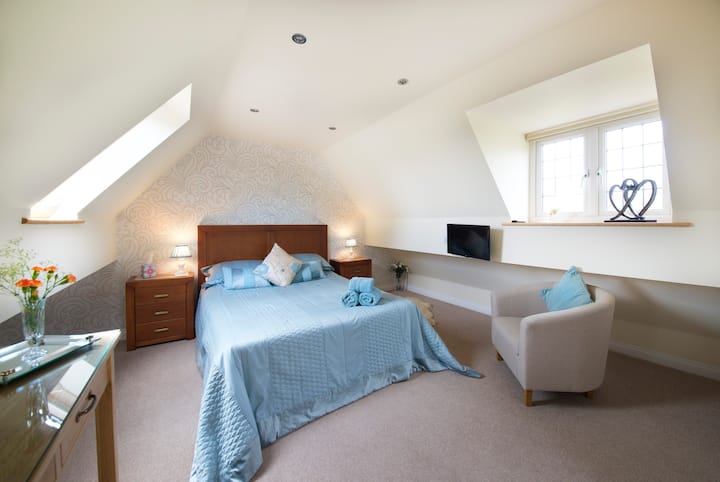 Ჩვენი ფართო მასტერ-საძინებელი, დიდი საწოლით, მდებარეობს სახლის Eaves-ში, საიდანაც იშლება ზღაპრული ხედები წინა და უკანა ბაღებზე. Მთავარი საძინებელი მეორე სართულზეა.