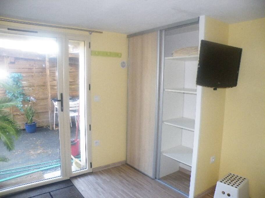 Porte d'entée, placard et télévision