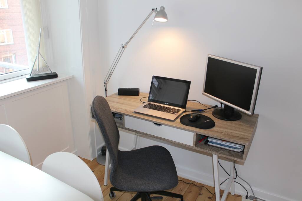 Very nice work station with extra monitor that can be connected with HDMI, thunderbolt, and DVI.