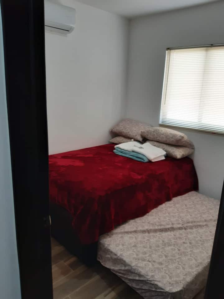 Спална соба 3, со кревет за кенгур, односно под креветот, излегува уште еден двоен душек 