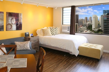 Spacious, King Bed Studio 36th Floor--View! Legal!