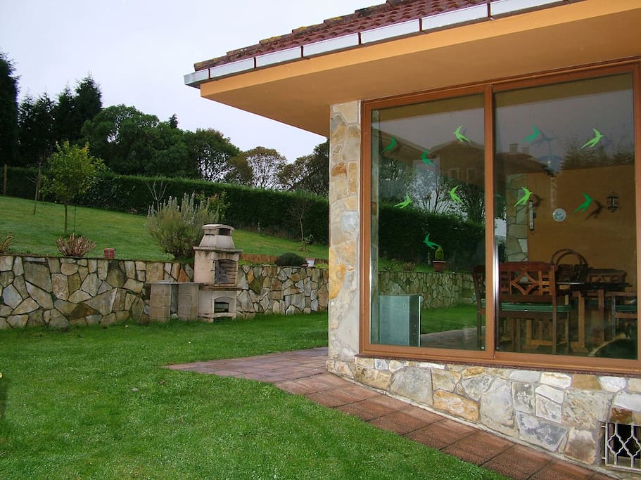 Zona del jardín,porche y barbacoa