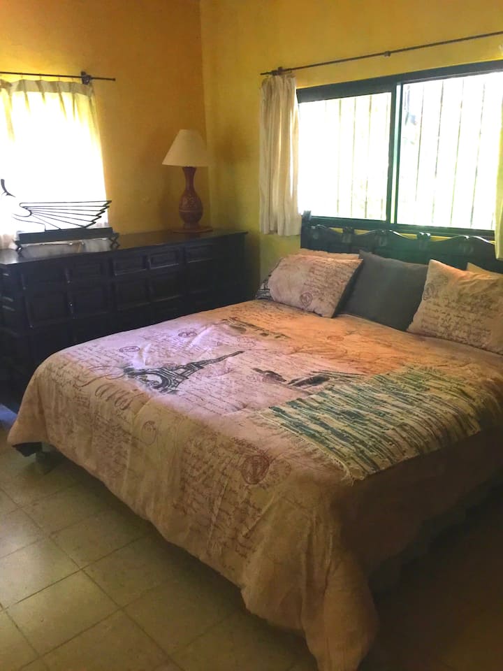 Dormitorio 3 con cama tamaño king con chimenea y baño adjunto.