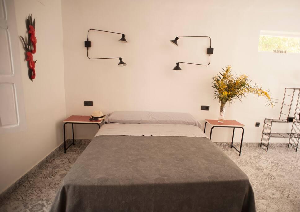 Queen size bed 160cm