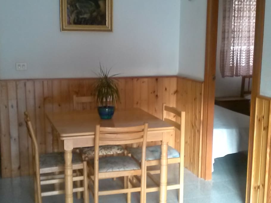 Salón de estar con mesa extendible para 6 comensales.