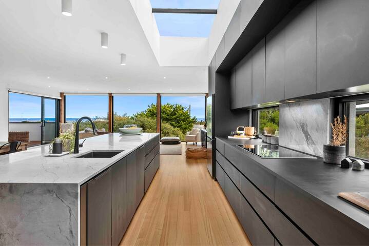 Beach Dreams- Beach, Spa, Pool, Gym + Cinema gallery image 4