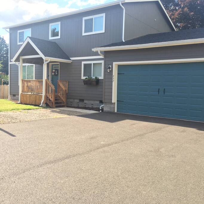 New home constructed in 2015. Quiet off street location with private parking for 4 cars. Additional street parking 1 block away. 10 minutes from Eugene airport and 10 minutes from campus/downtown.